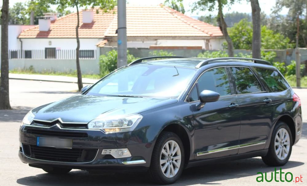 2010' Citroen C5 Tourer photo #4