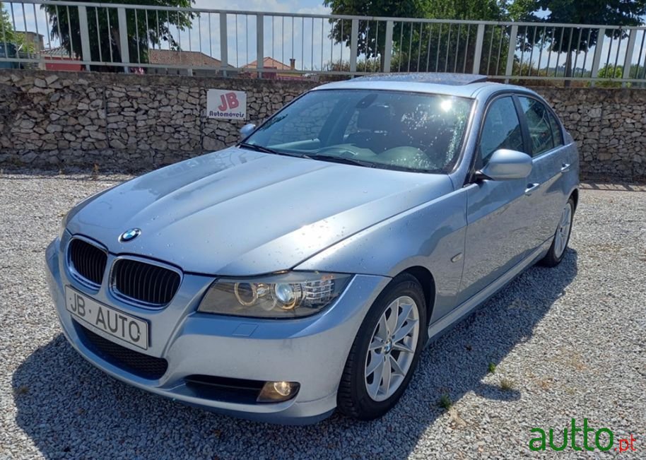 2010' BMW 320 photo #1