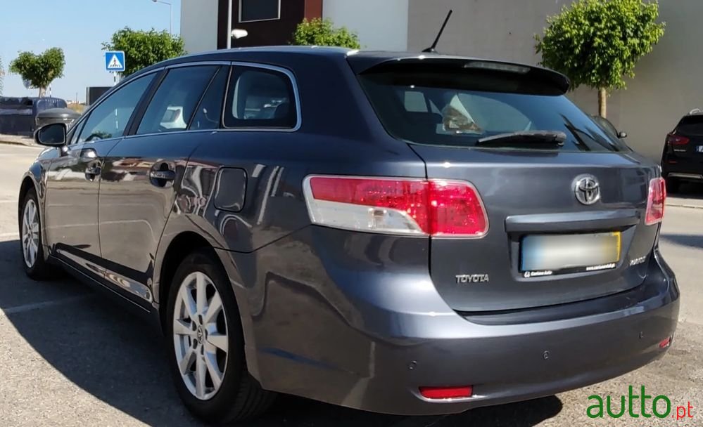 2010' Toyota Avensis Sw photo #3