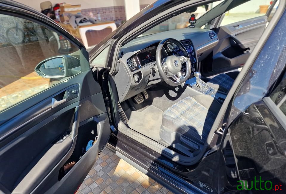 2017' Volkswagen Golf photo #5