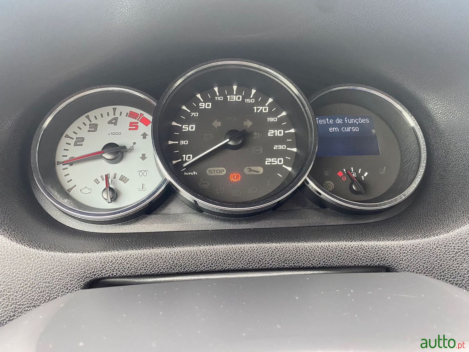 2011' Renault Megane Sport Tourer photo #3