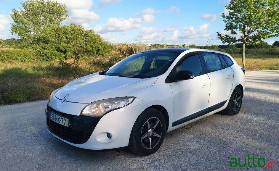 2011' Renault Megane Sport Tourer photo #4