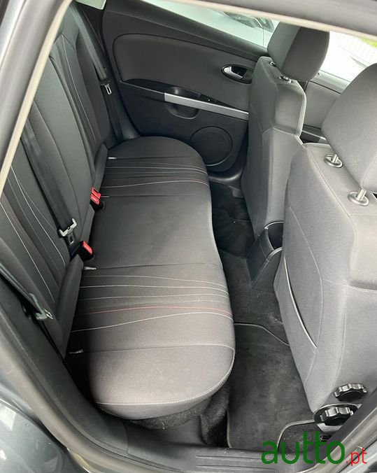 2012' SEAT Leon photo #5