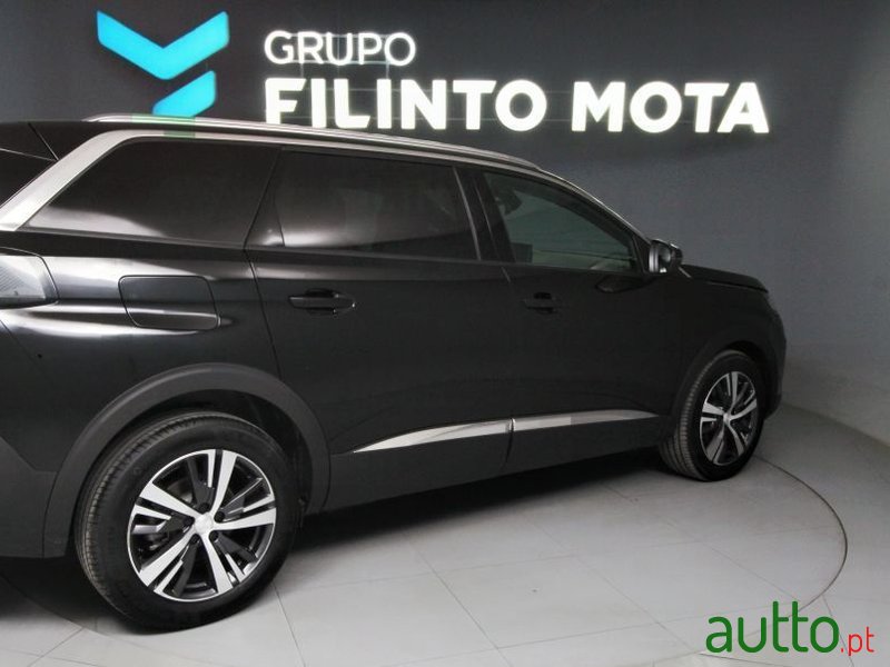 2024' Peugeot 5008 photo #2