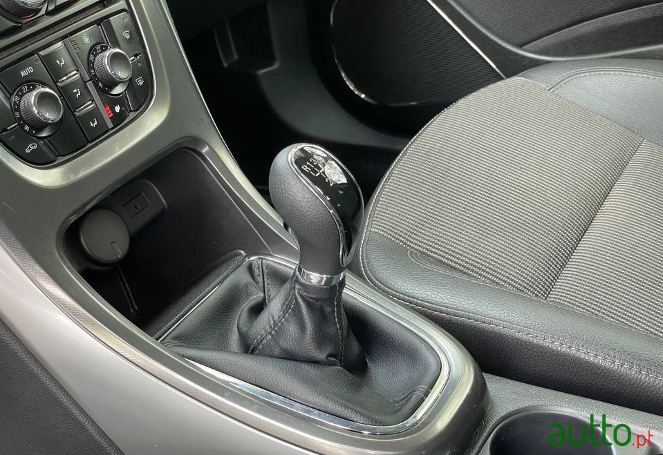 2012' Opel Astra Sports Tourer photo #4