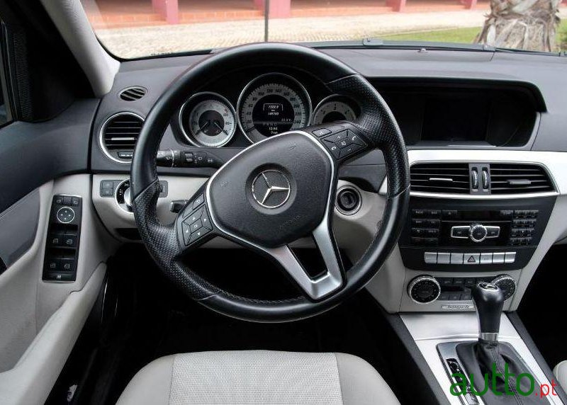 2012' Mercedes-Benz C-250 photo #3