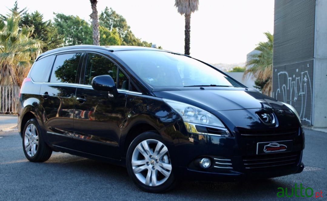 2010' Peugeot 5008 photo #1