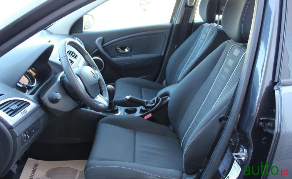 2012' Renault Megane Sport Tourer photo #2