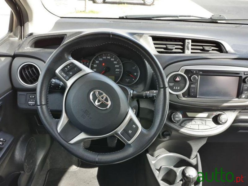 2011' Toyota Yaris photo #4