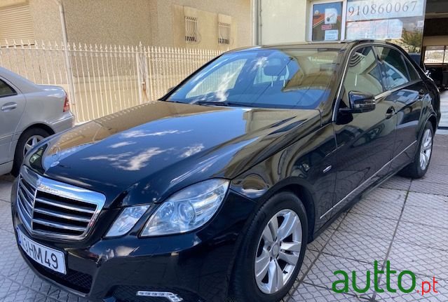 2009' Mercedes-Benz E-250 photo #2