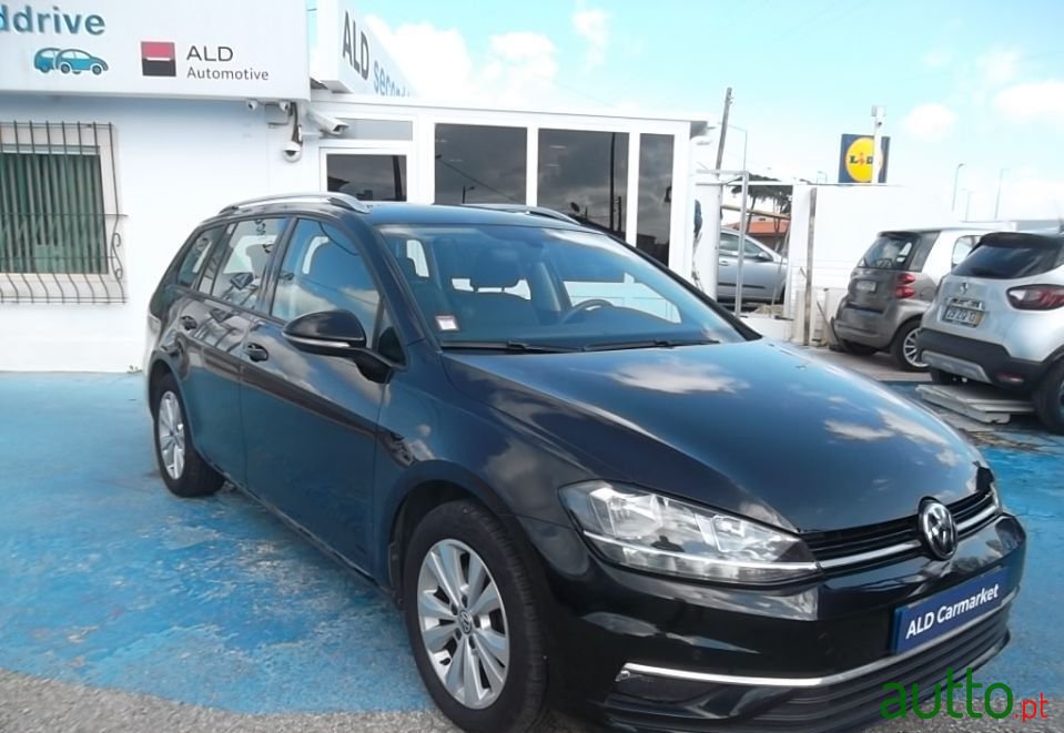 2017' Volkswagen Golf Variant photo #1