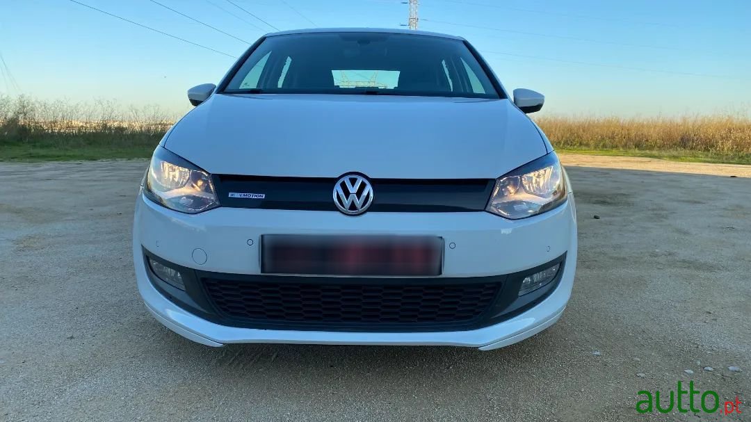 2015' Volkswagen Polo photo #2