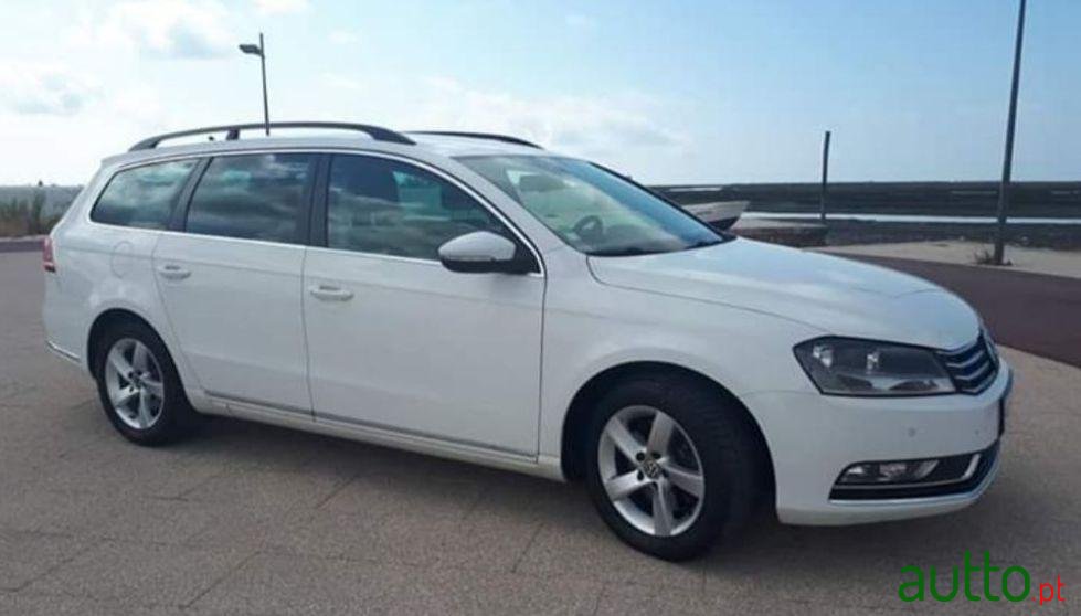 2011' Volkswagen Passat Variant photo #1