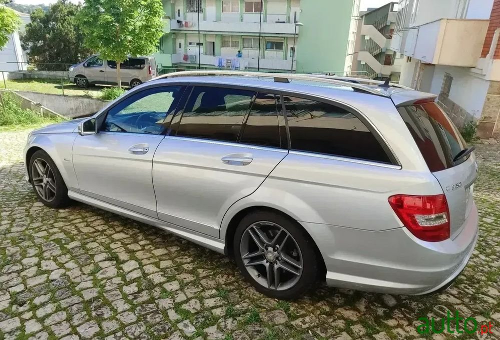 2011' Mercedes-Benz Classe C photo #2