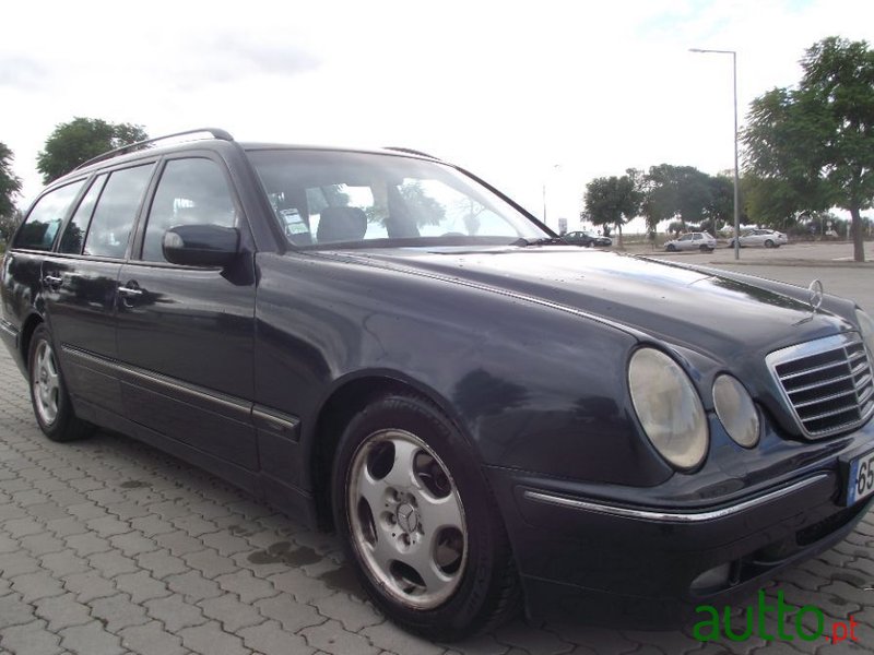 2002' Mercedes-Benz E-220 photo #2