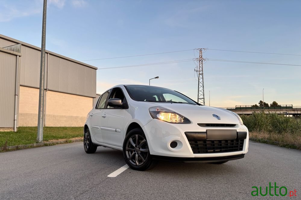 2012' Renault Clio photo #3