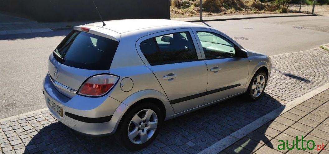 2005' Opel Astra photo #2
