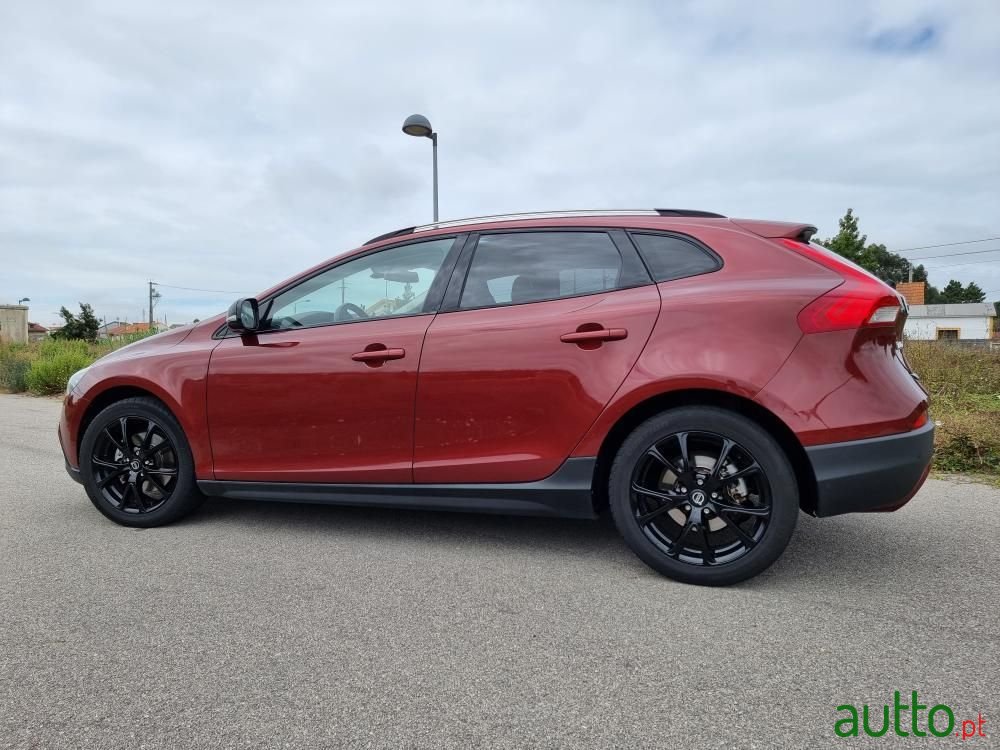 2014' Volvo V40 Cross Country photo #2