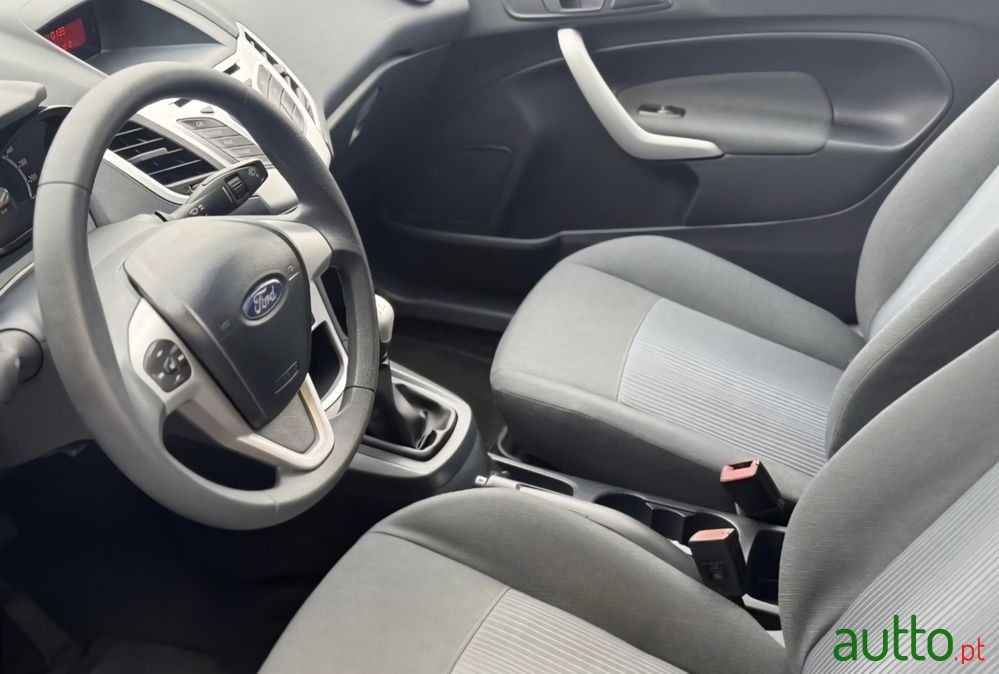 2011' Ford Fiesta photo #6