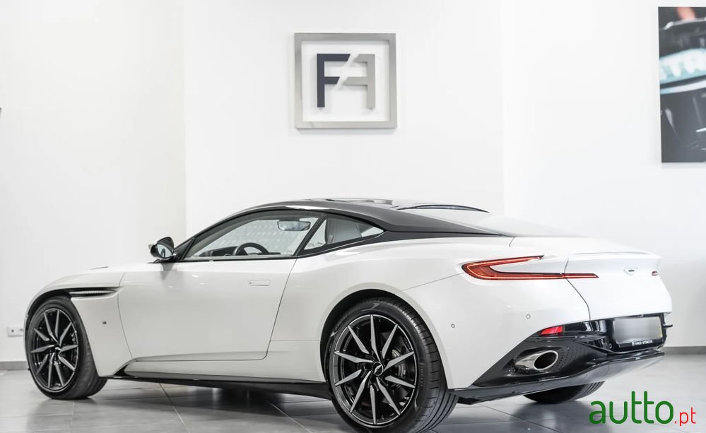 2019' Aston Martin DB11 Coupé photo #3