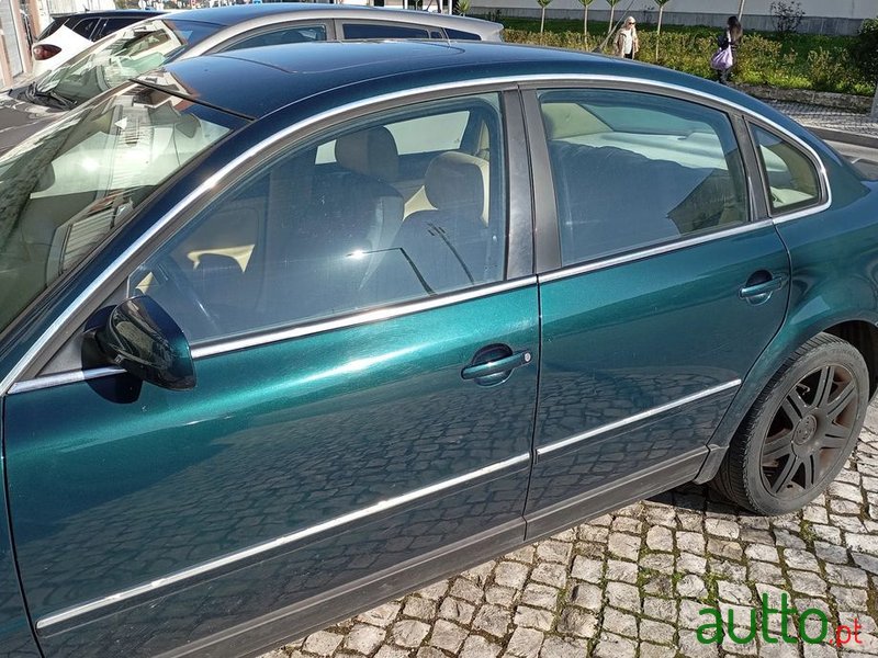 2001' Volkswagen Passat photo #5