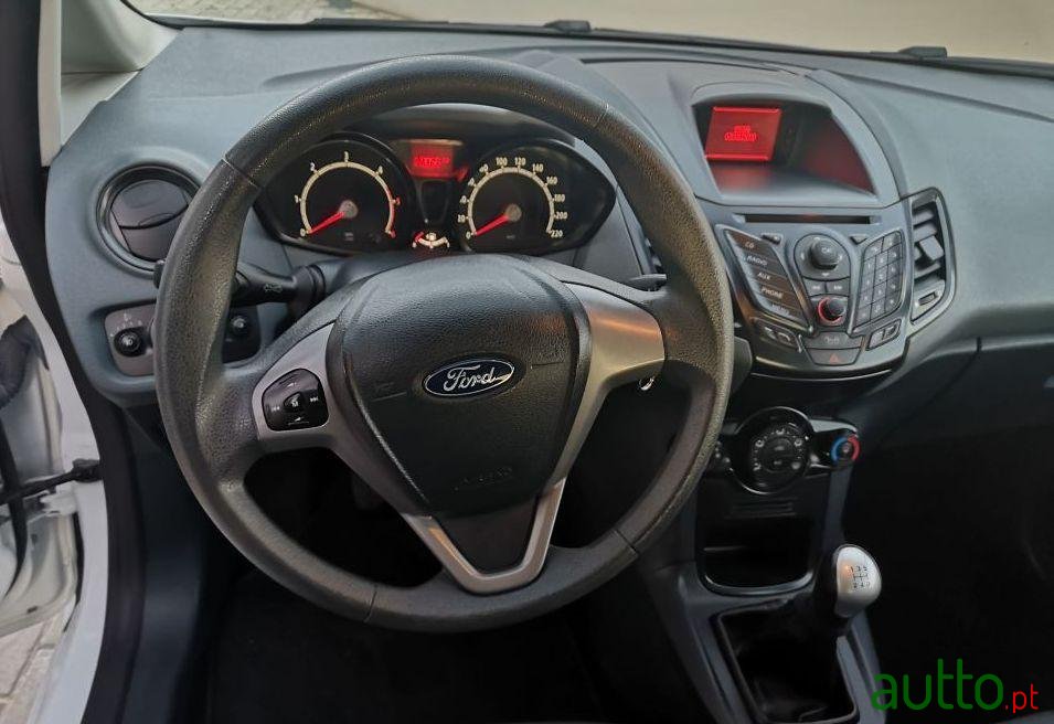 2010' Ford Fiesta Comercial photo #5