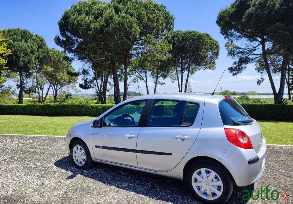 2008' Renault Clio photo #3