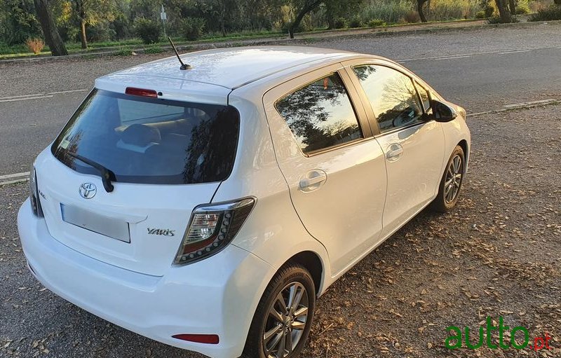 2014' Toyota Yaris photo #5