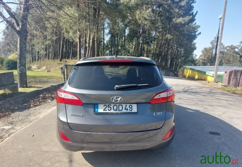 2015' Hyundai i30 Cw photo #2