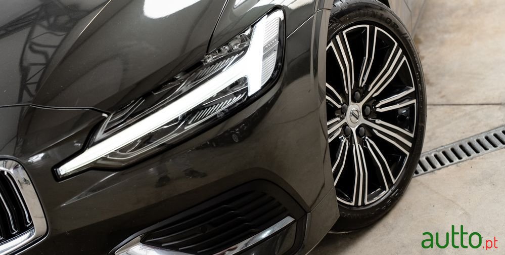 2019' Volvo V60 photo #2