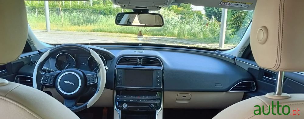 2017' Jaguar XE photo #6