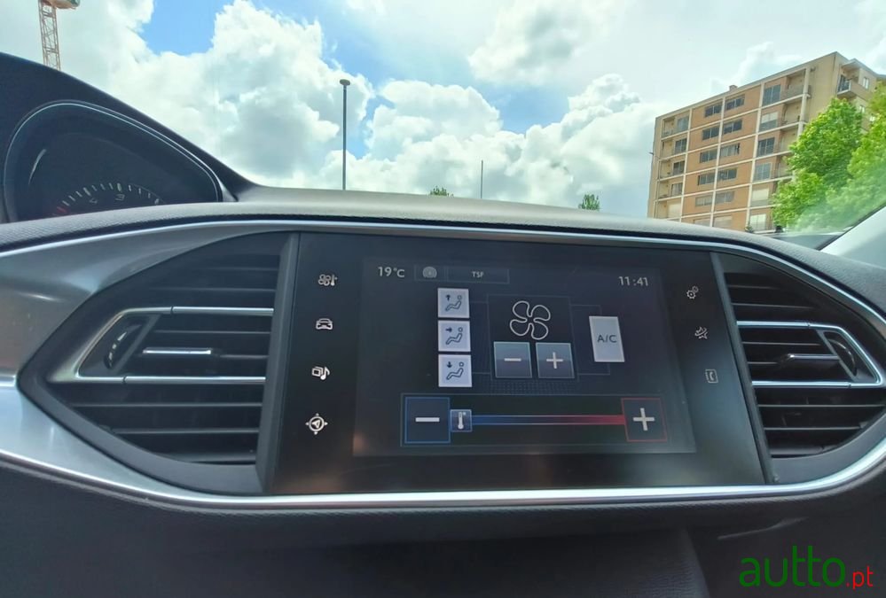 2017' Peugeot 308 1.6 Bluehdi Active photo #6