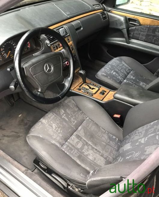 2000' Mercedes-Benz E-220 photo #1