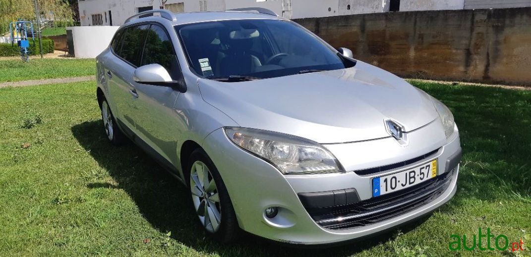 2010' Renault Megane Sport Tourer photo #2
