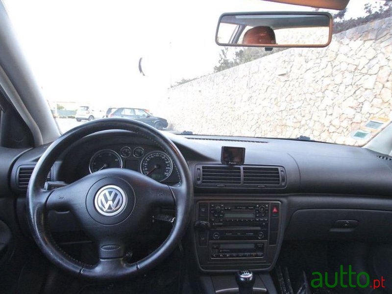 2005' Volkswagen Passat Variant photo #3