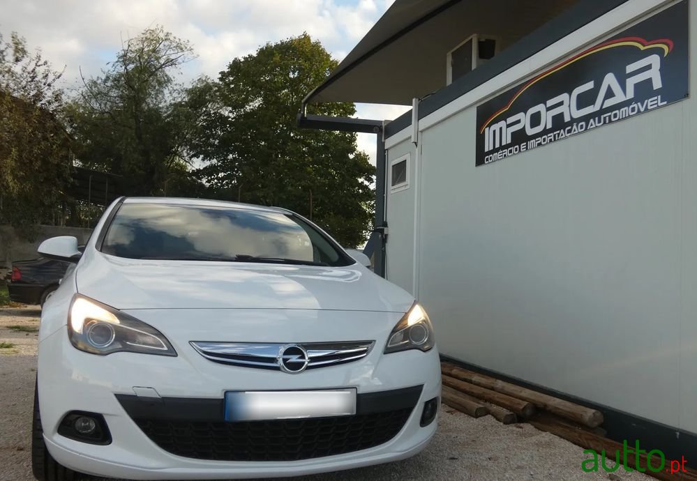 2012' Opel Astra Gtc photo #4