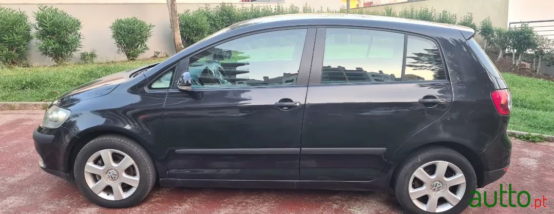 2005' Volkswagen Golf photo #3