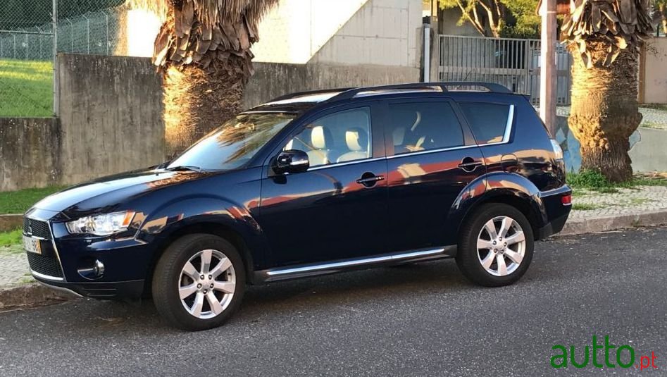 2011' Mitsubishi Outlander photo #2