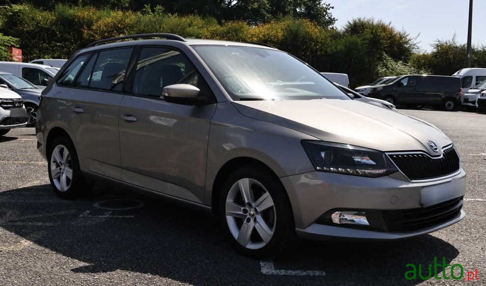 2015' Skoda Fabia Break photo #3