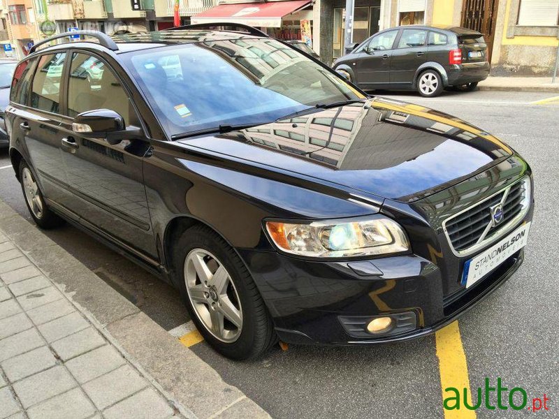 2009' Volvo V50 2.0 D Momentum photo #1