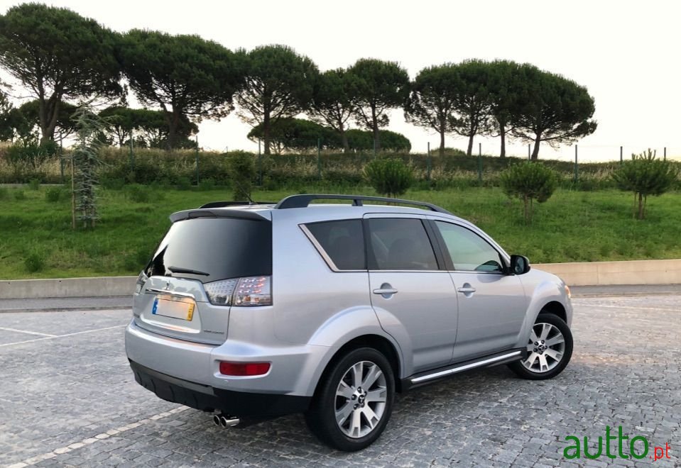 2012' Mitsubishi Outlander photo #3