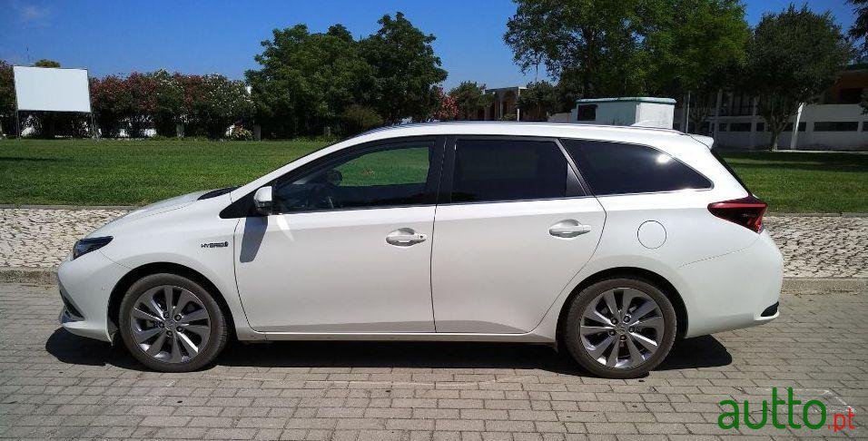2017' Toyota Auris Touring Sports photo #1