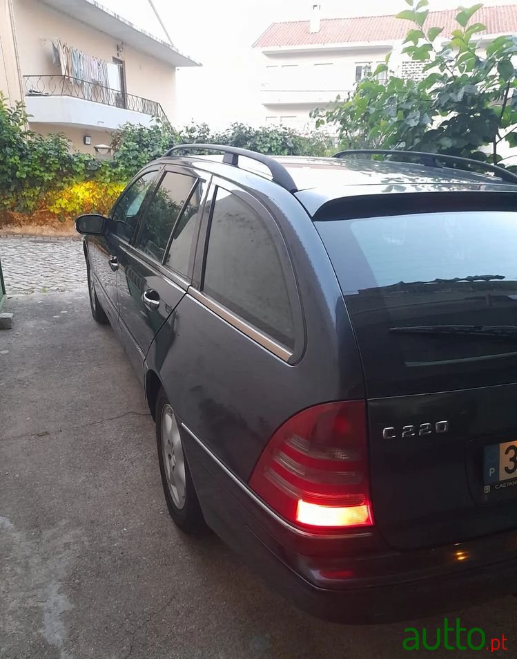 2002' Mercedes-Benz 220 photo #3