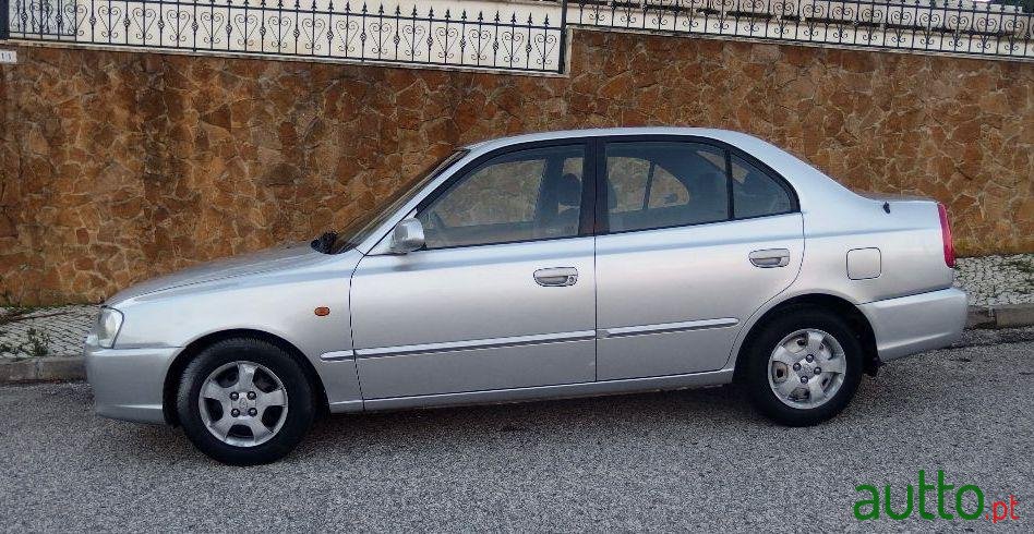2000' Hyundai Accent photo #2