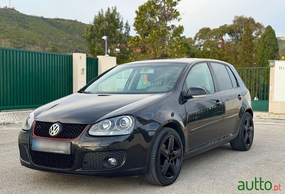 2004' Volkswagen Golf photo #2