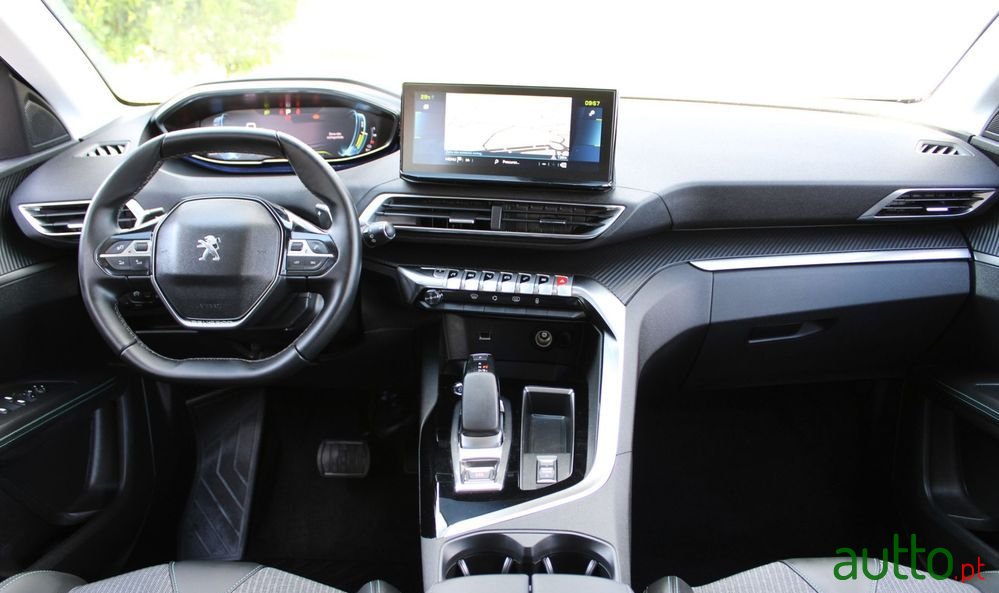 2021' Peugeot 3008 photo #2