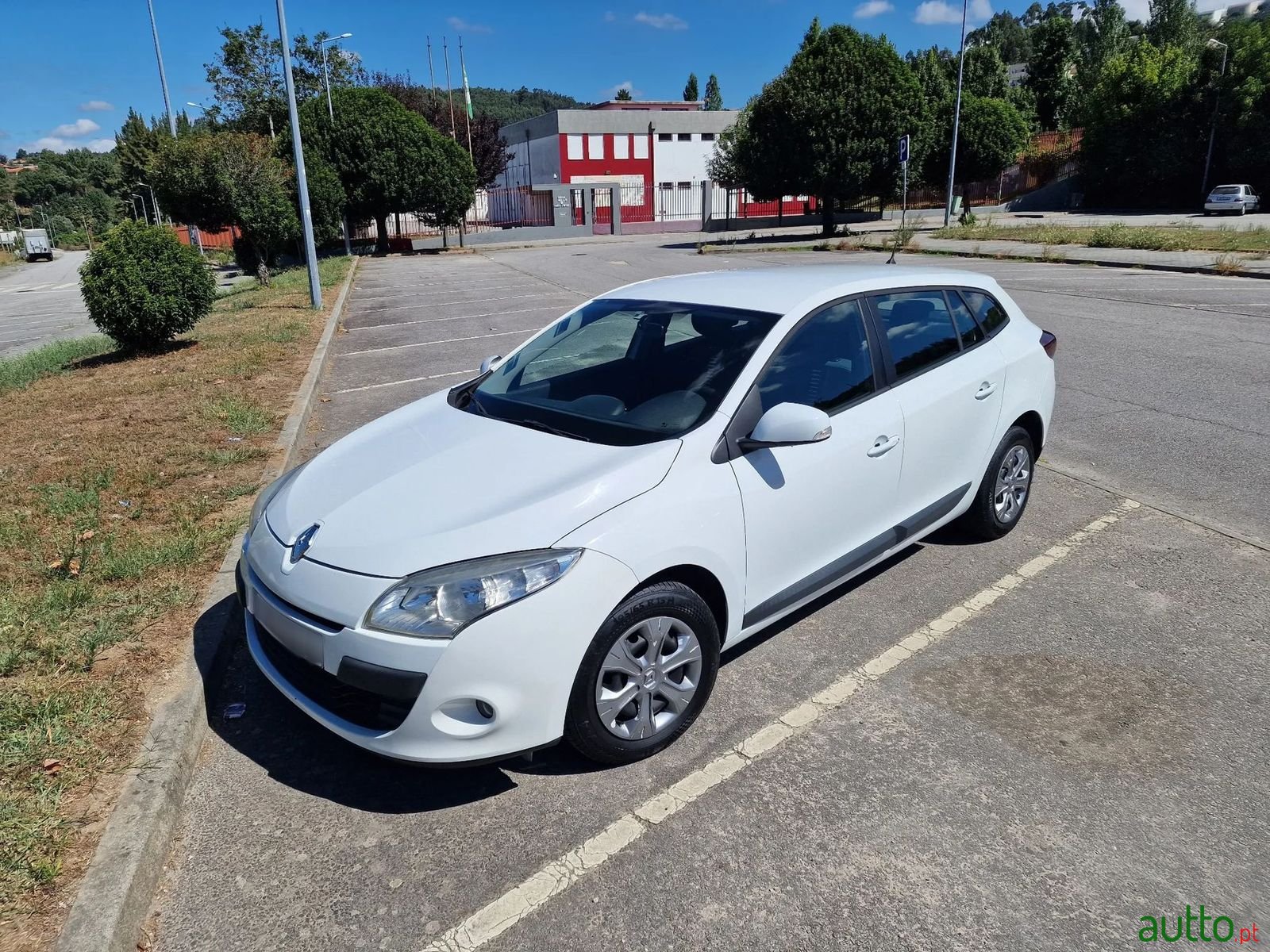 2011' Renault Megane Sport Tourer photo #1