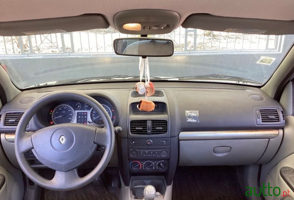 2002' Renault Clio photo #2