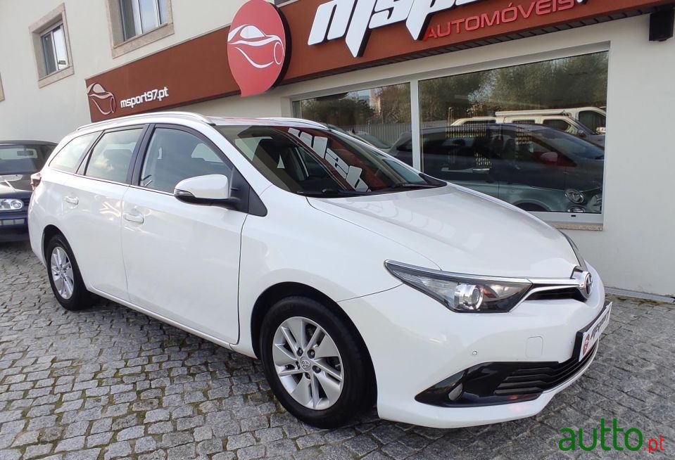 2017' Toyota Auris Touring Sports photo #2