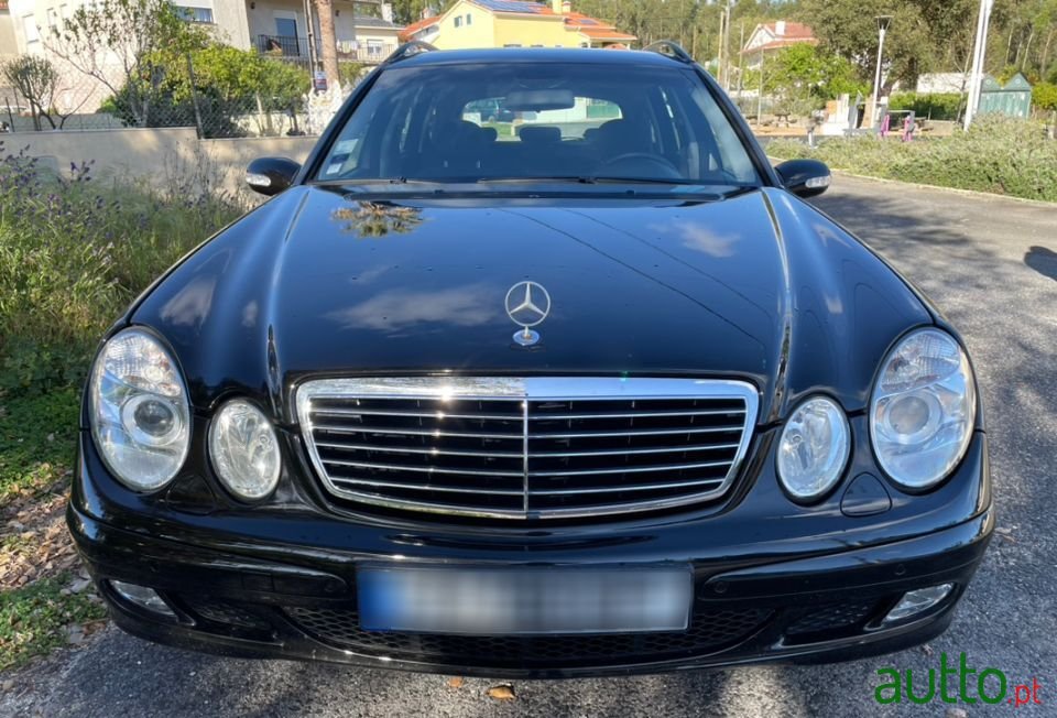 2004' Mercedes-Benz E-220 photo #3